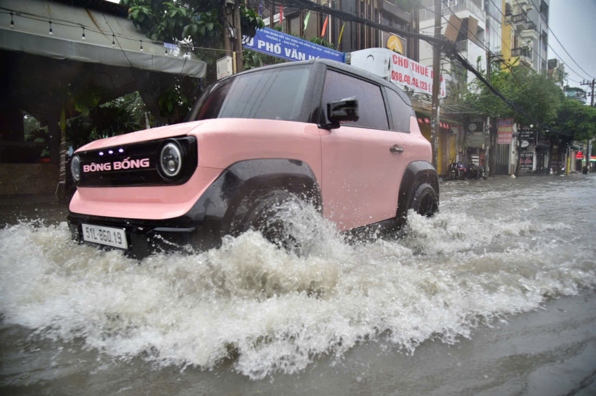 中午大雨,胡志明市多处积水,从今天下午到明天下午部分地区降雨量达140毫米